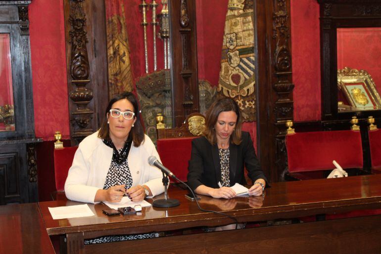 Las concejalas del PP en el Ayuntamietno de Granada Rocío Díaz (d) y María Francés.