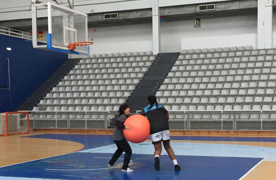 Azu Muguruza defiende a Pierre-Louise en un entrenamiento en el Gasca