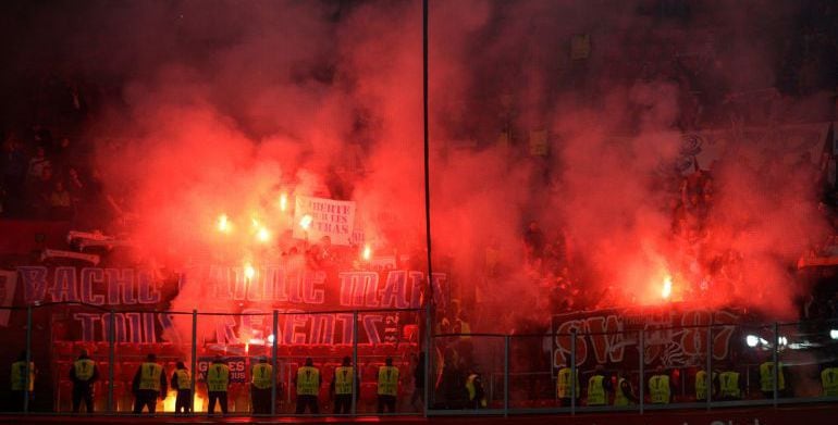 Seguidores del Olympique de Lyon encienden y arrojan bengalas durante el partido de San Mamés 