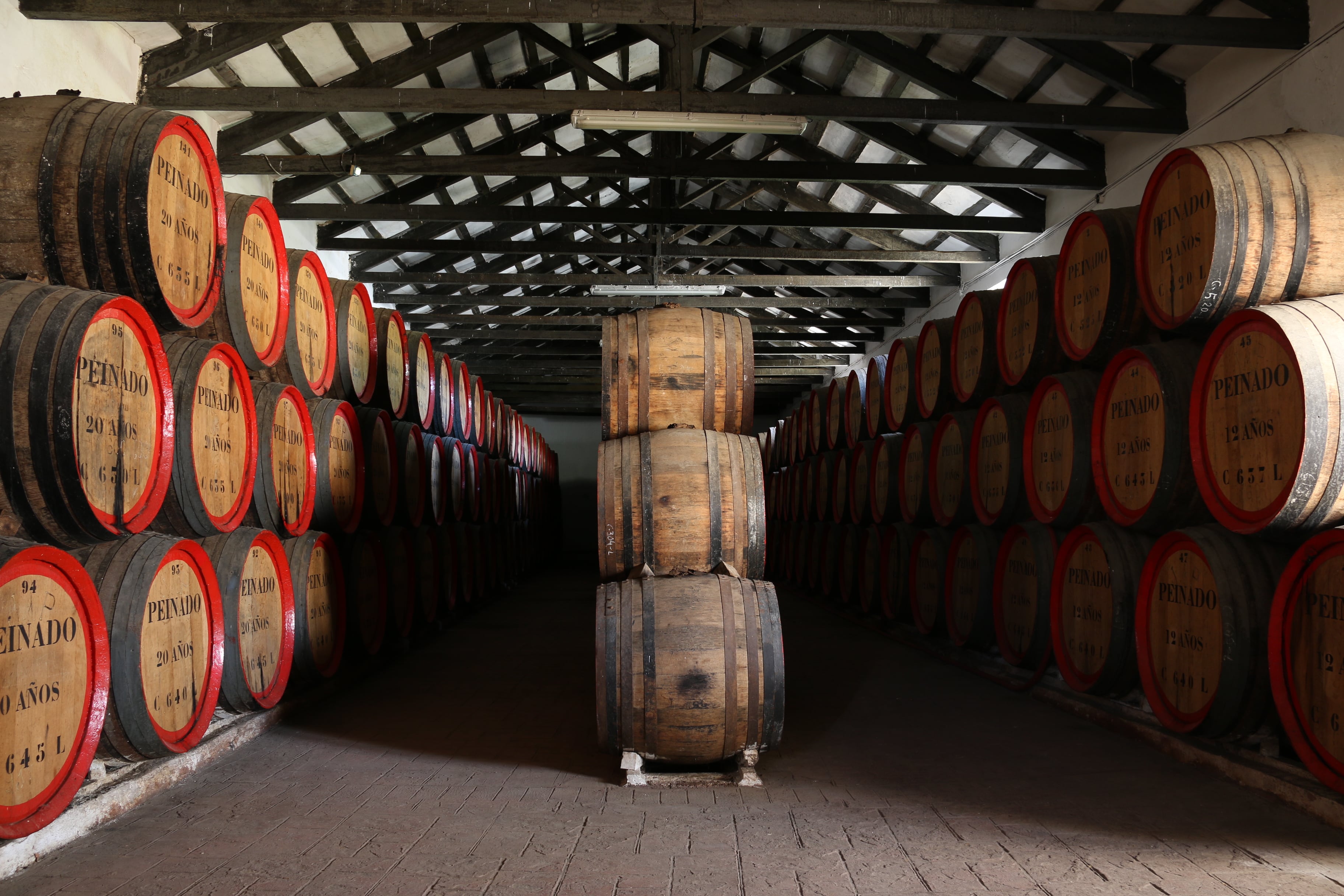 Sala de barricas de bodegas Peinado