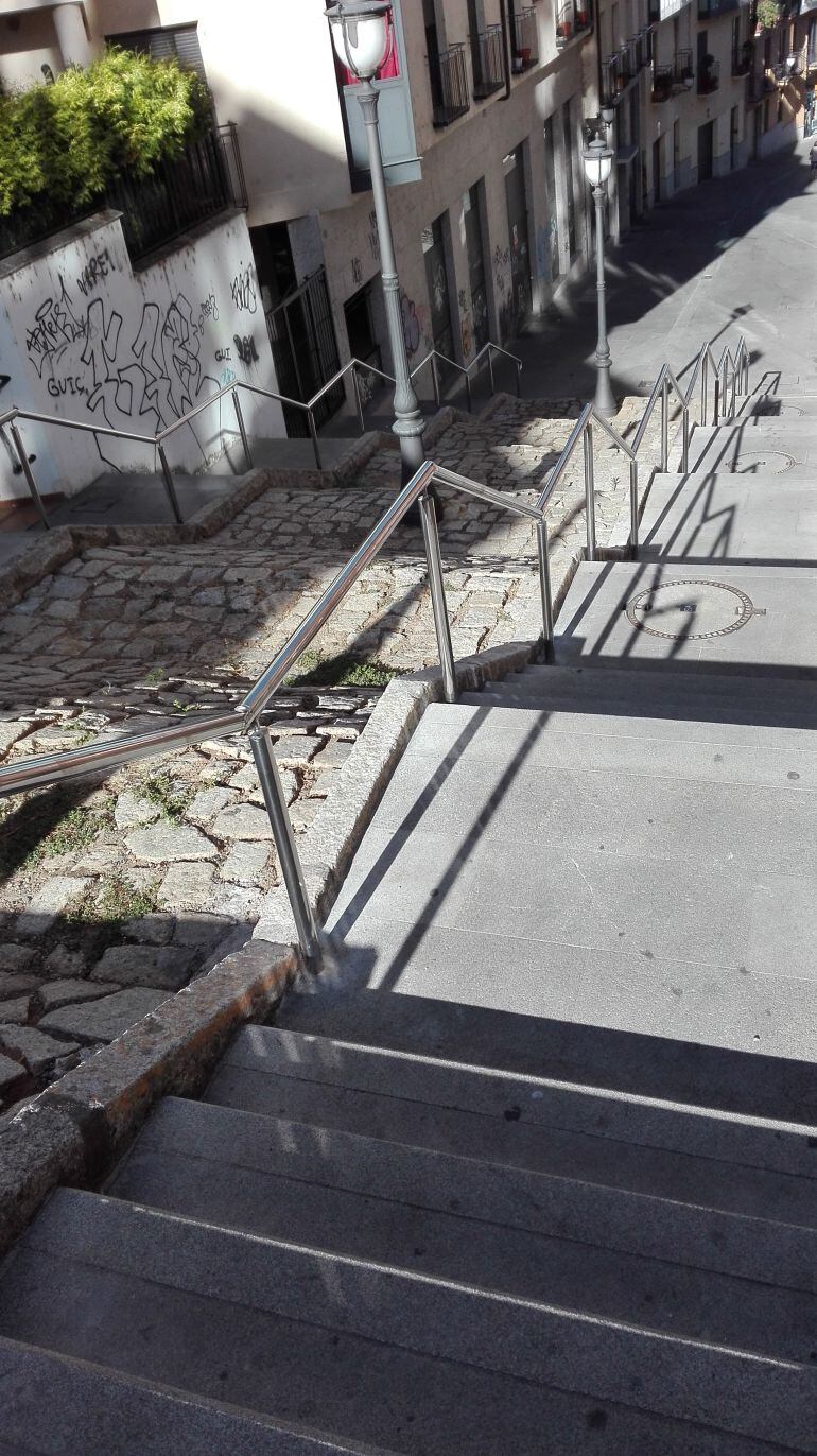 Barandillas colocadas en la Calle La Calzada