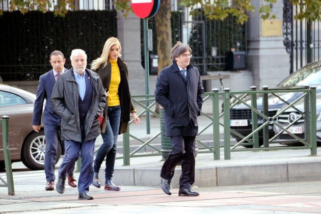 La llegada de Carles Puigdemont a los juzgados, acompañado de Jami Matamala, empresario y amigo del expresident catalán.