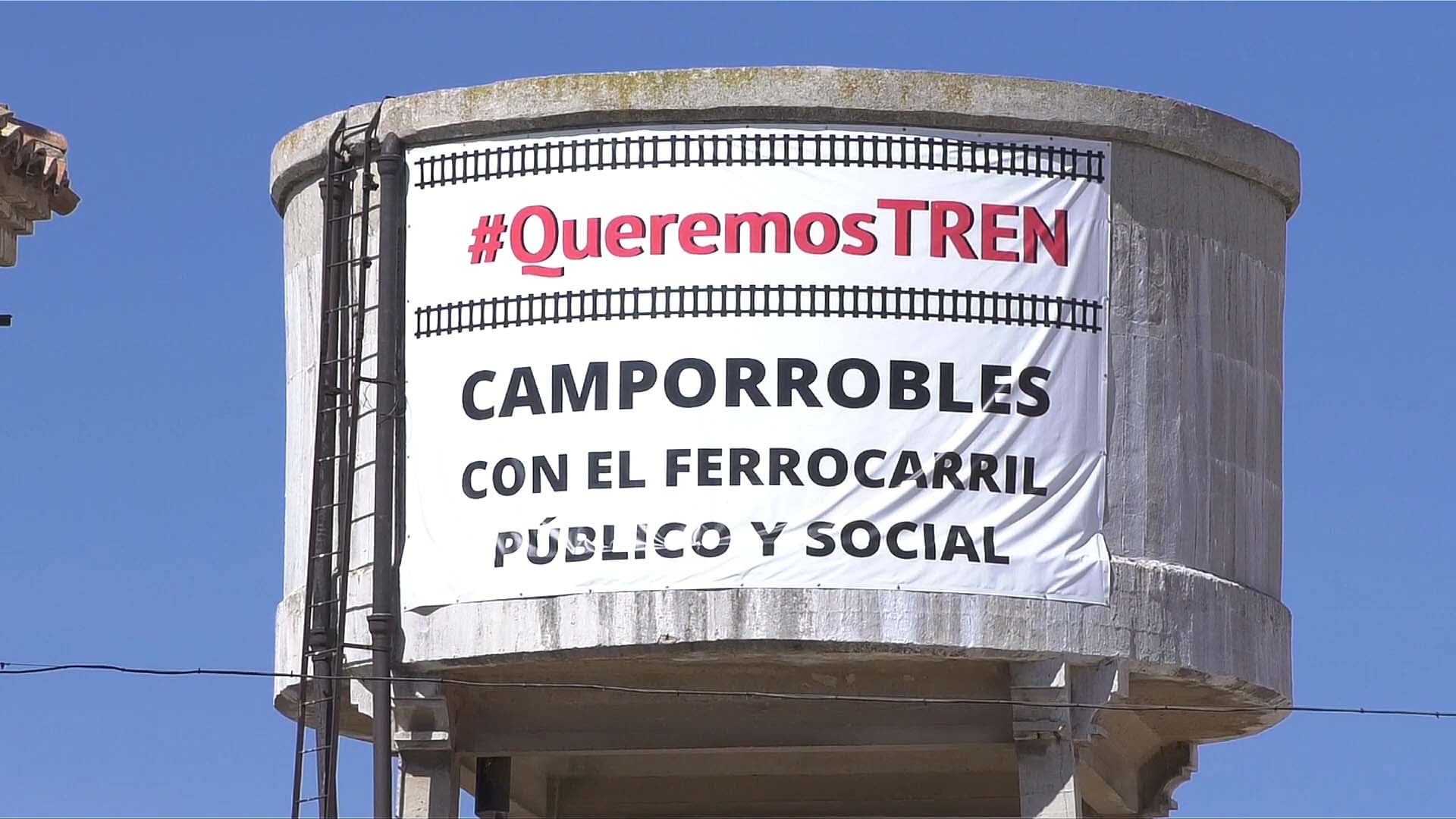 Pancarta cercana a la estación de tren de Camporrobles en la que se reclama la recuperación del servicio ferroviario