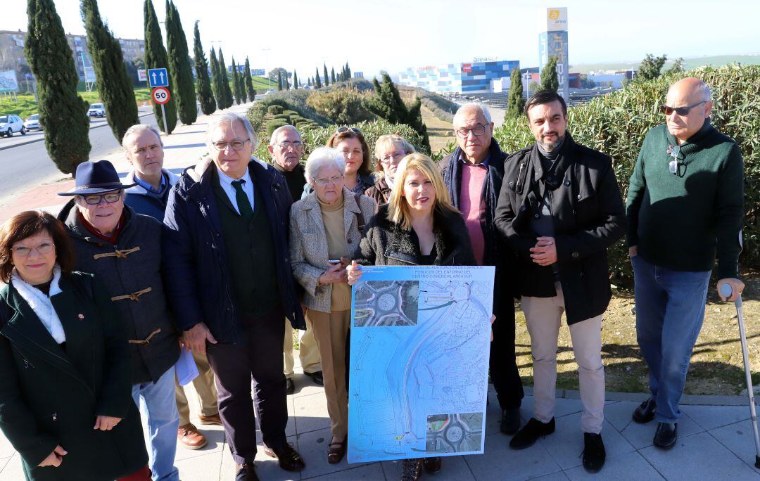 La alcaldesa de Jerez, Mamen Sánchez, durante una visita este lunes a la avenida Reina Sofía