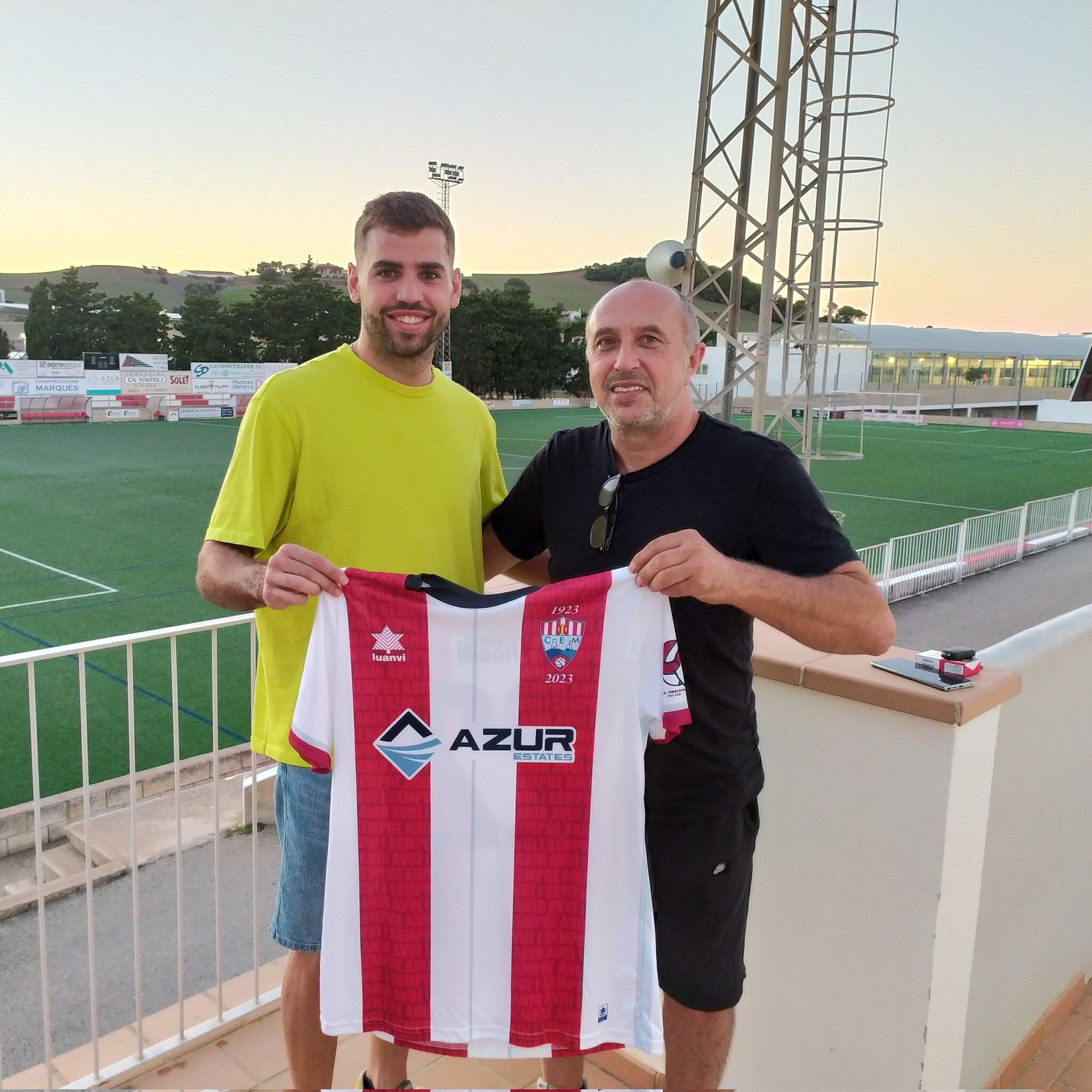 El president del Mercadal, Tonu Vila, va entregar la seva nova samarreta a Tomeu Amengual.