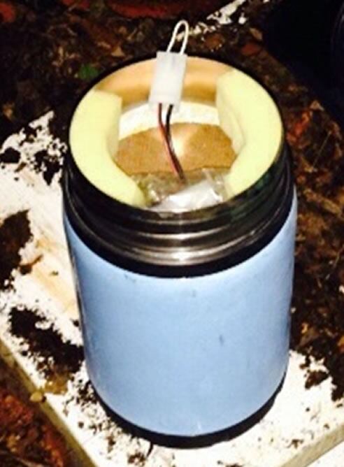 La Guardia Civil ha localizado este sábado en una zona boscosa próxima a la localidad de O Pedrouzo (A Coruña) dos bolsas de plástico con tres artefactos explosivos temporizados, dos termos y una olla, y se ha procedido a su desactivación.