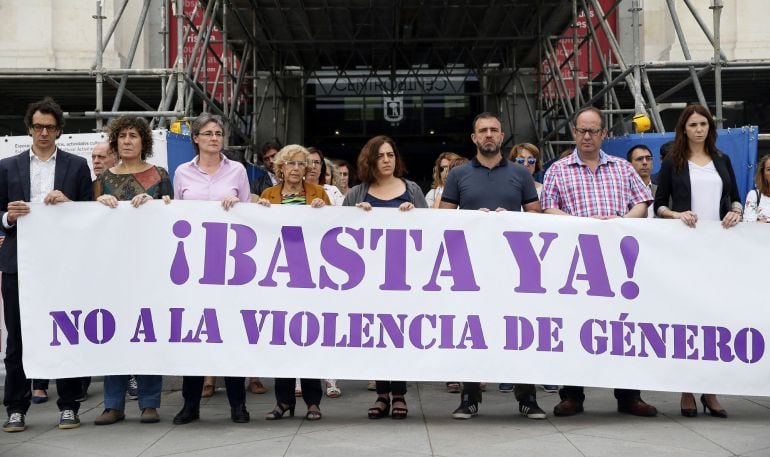 La alcaldesa de Madrid, Manuela Carmena (4i), la vicealcaldesa, Marta Higueras (3i) y la concejal Celia Mayer (4d), entre otros, sostienen una pancarta contra la violencia de género durante el minuto de silencio convocado este mediodía por el Ayuntamiento