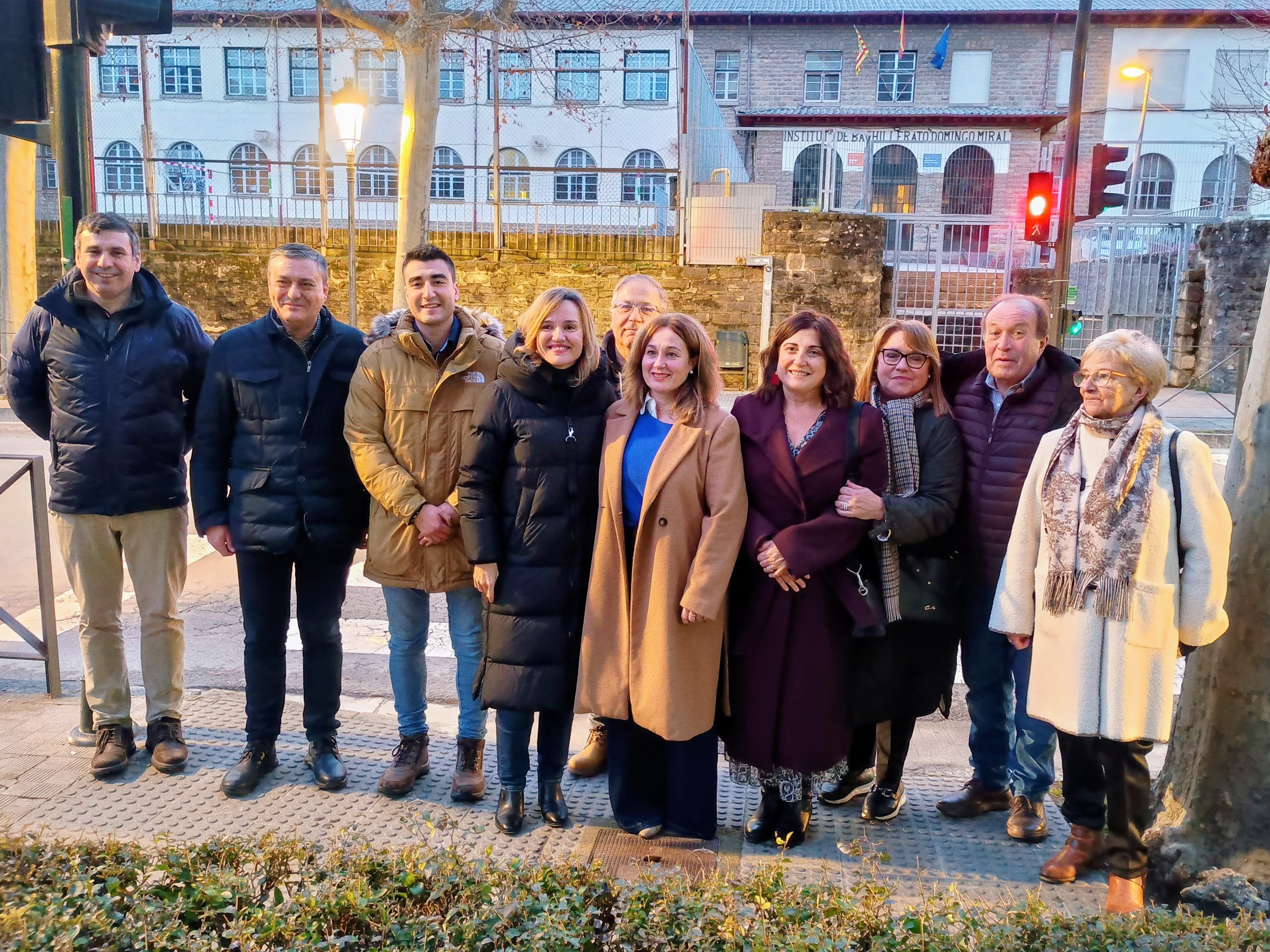 Pilar Alegría junto al IES Domingo Miral acompañada de distintos cargos del PSOE