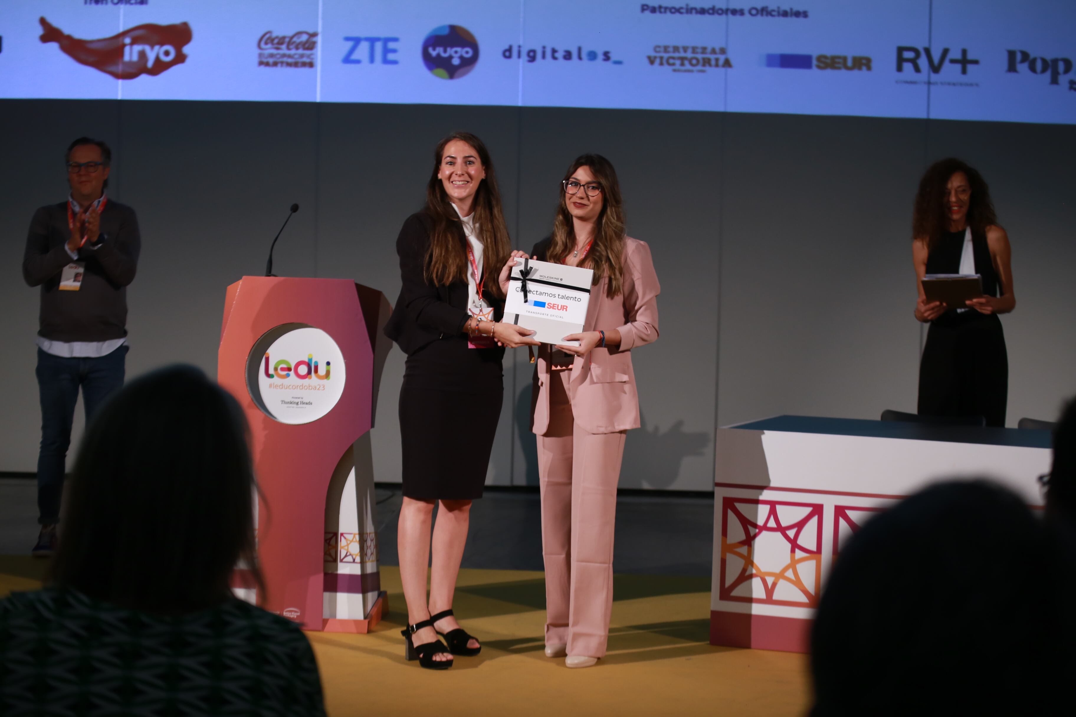 Lucía Troyano, elegida mejor oradora en la Liga Española de Debates Universitarios, recibiendo su galardón