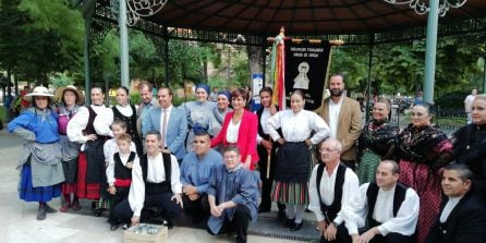 Pablo Bellido, Isabel Rodríguez, autoridades y miembros de la Agrupación Virgen de Gracia