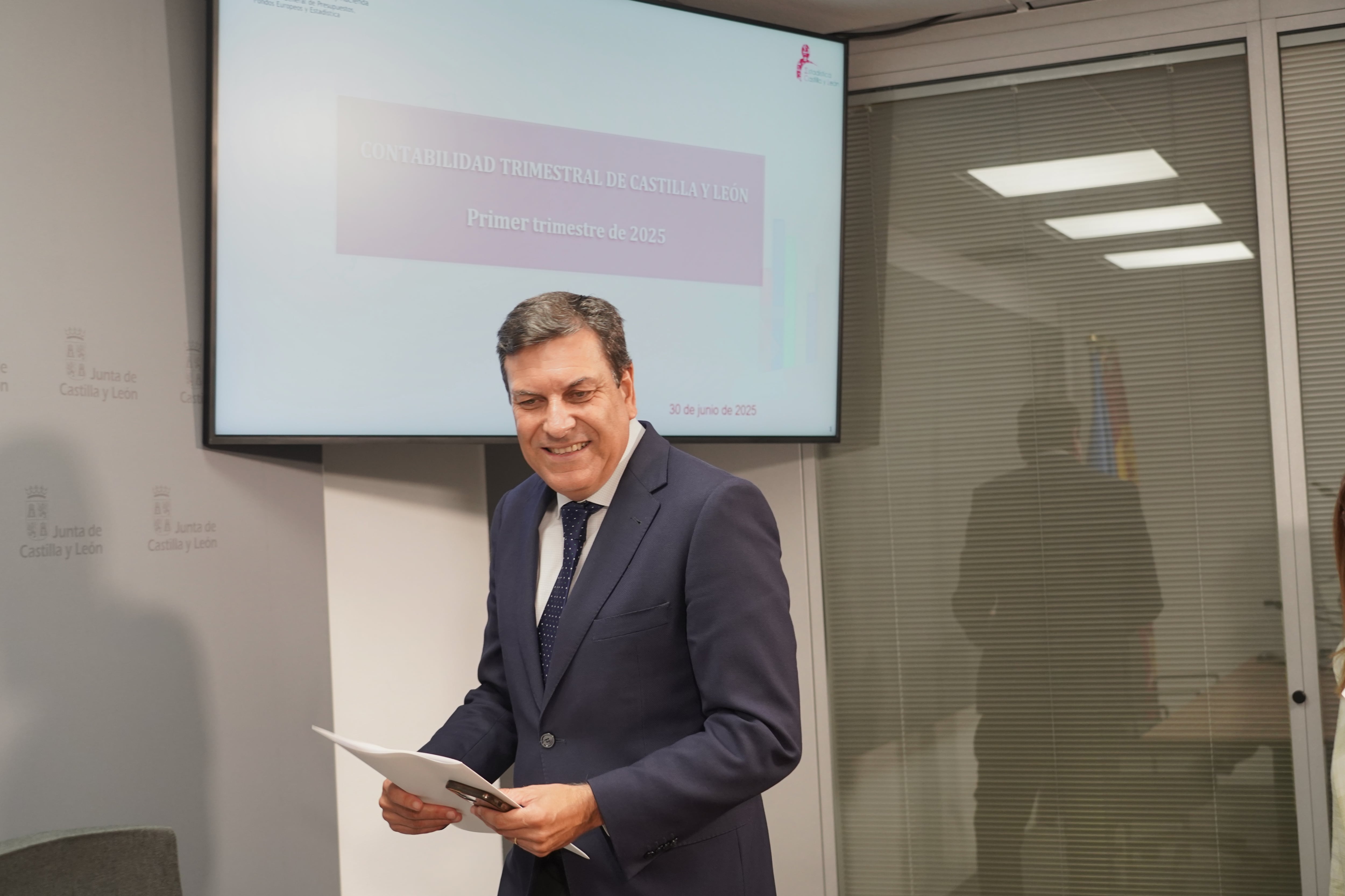 El consejero de Economía y Hacienda y portavoz de la Junta, Carlos Fernández Carriedo, presenta en rueda de prensa los datos correspondientes a la Contabilidad Regional del 1º Trimestre de 2025.