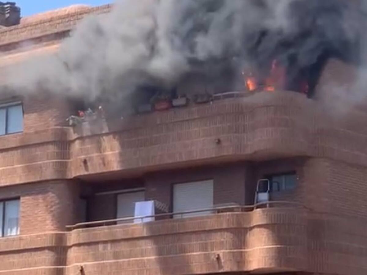 Trasladada al hospital una persona por intoxicación de humo en el aparatoso incendio de una vivienda