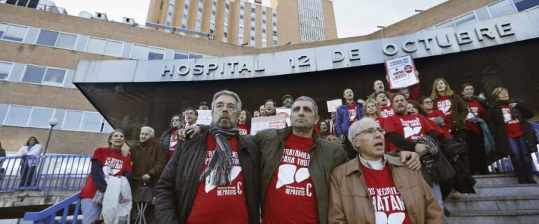 Decenas de enfermos de hepatitis C permanecen encerrados en el Hospital Doce de Octubre pidiendo el fármaco que necesitan.