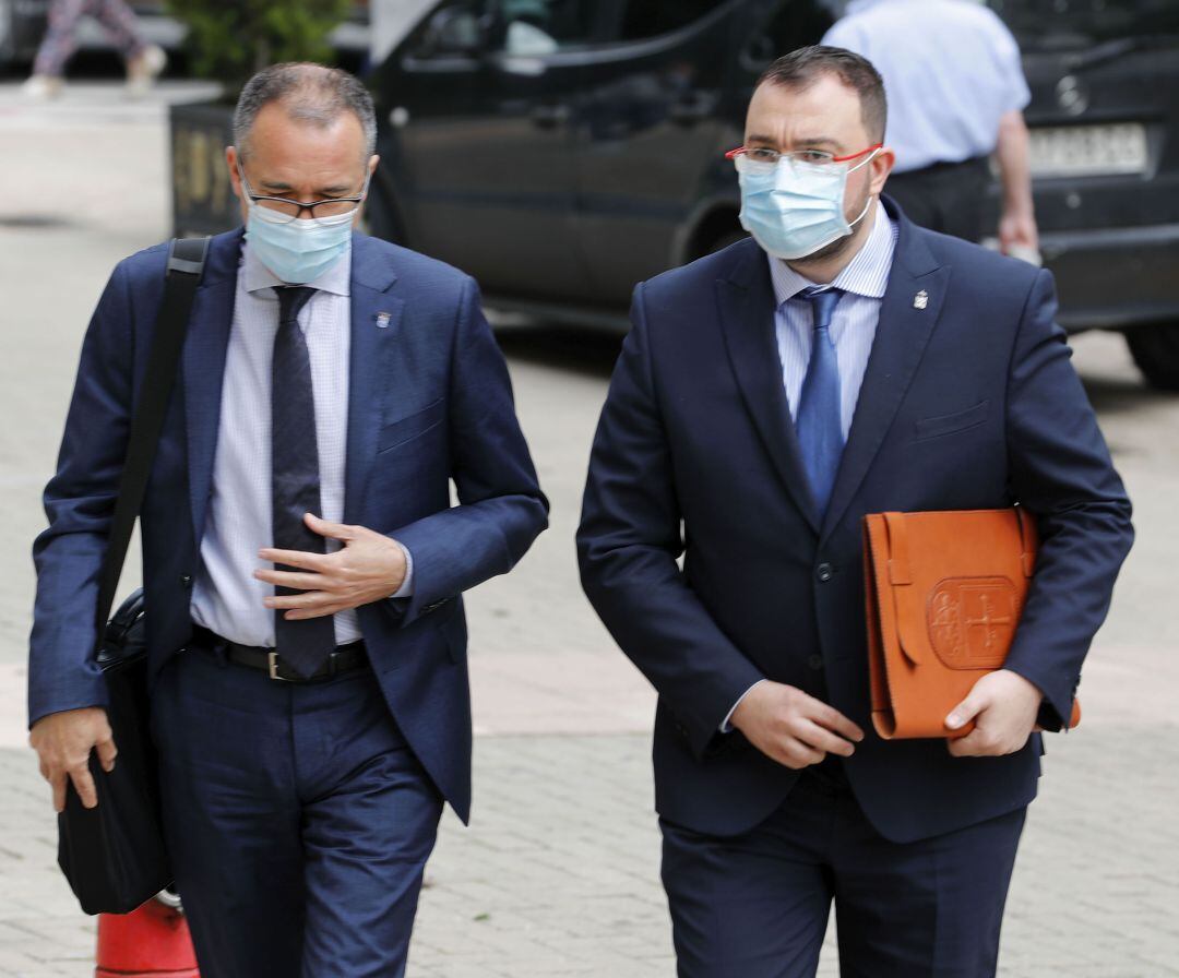 El presidente del Principado, Adrián Barbón, y el consejero de Salud, Pablo Fernández, se dirigen a la sede de la presindencia para comparecer ante los medios ante un nuevo caso de coronavirus en Asturias