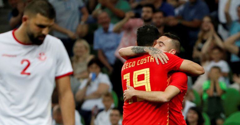 Diego Costa y Aspas celebran el gol de España