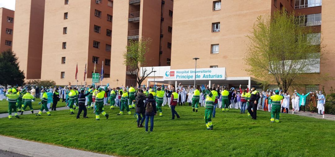 Aplausos ante el Hospital Príncipe de Asturias de Alcalá de Henares