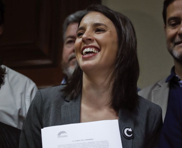 La portavoz de Unidos Podemos en el Congreso, Irene Montero, momentos antes de presentar en el registro del Congreso de los Diputados, la anunciada moción de censura