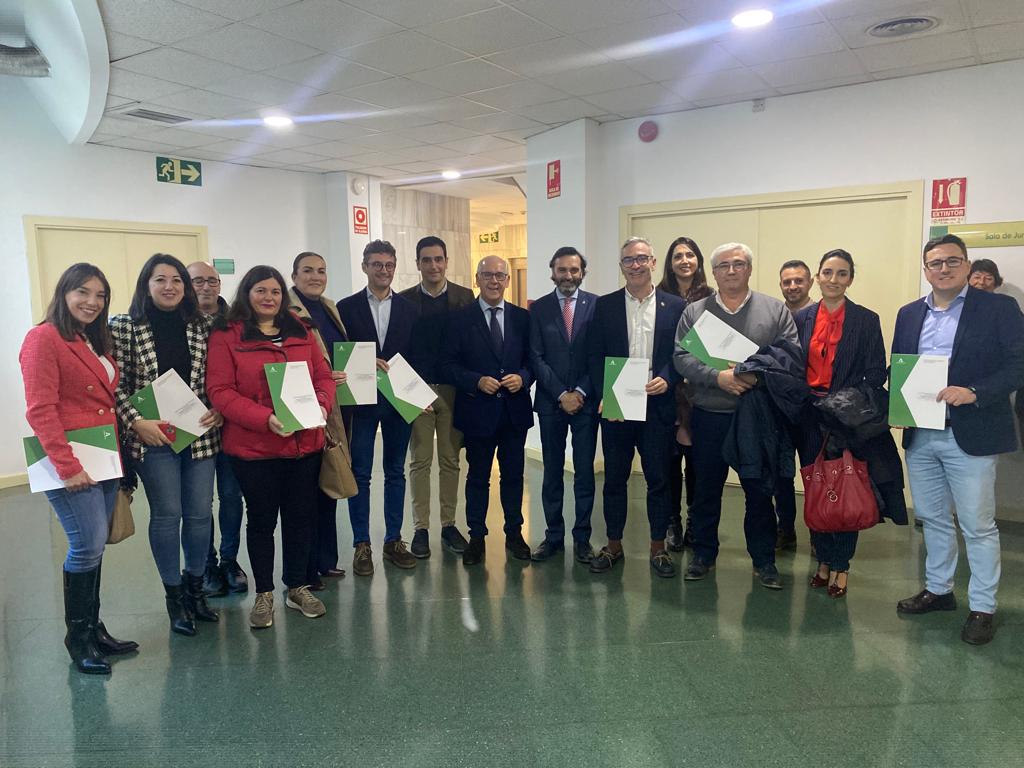 Foto de familia con representantes de los ayuntamientos y de la Junta de Andalucía