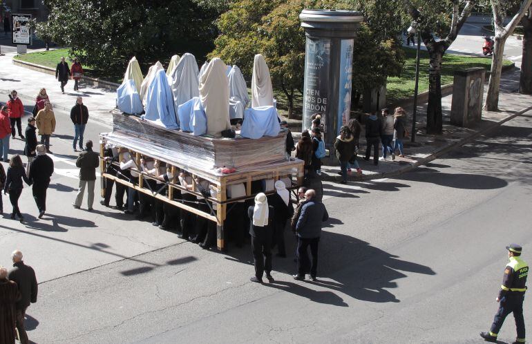 Un paso fantasma intenta recordar su recorrido en Semana Santa. 