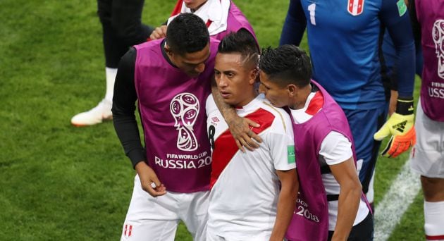 Christian Cueva, desolado tras fallar el penalti justo antes del descanso