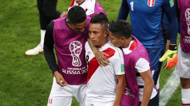 Christian Cueva, desolado tras fallar el penalti justo antes del descanso