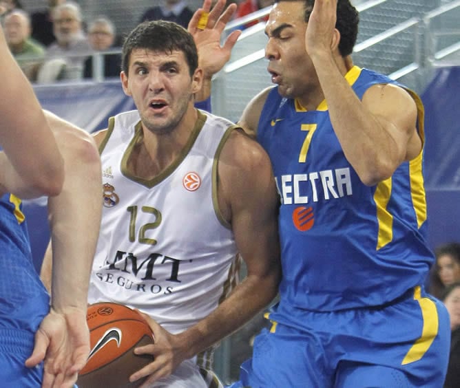 El jugador del Real Madrid Nikola Mirotic (i), lucha por un balón con el jugador israeli del Maccabi Electra David Blue durante el encuentro correspondiente a la octava jornada de la primera fase de grupos de la Euroliga