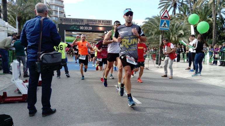 Cerca de 2.100 corredores participaron en la Media Maratón de Elche