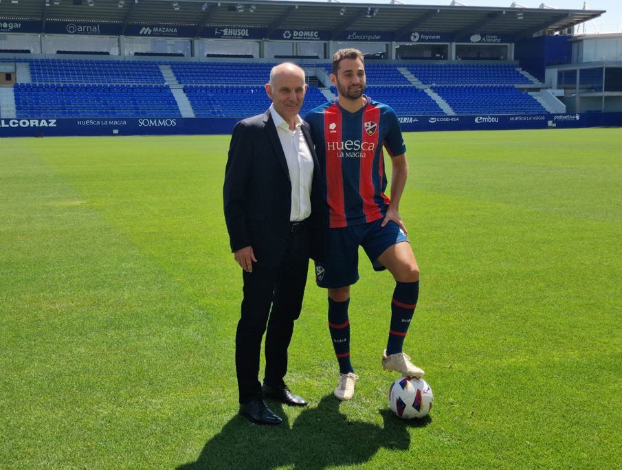 Ángel Martín González junto a Iván Martos en la presentación del nuevo jugador de la SD Huesca en El Alcoraz