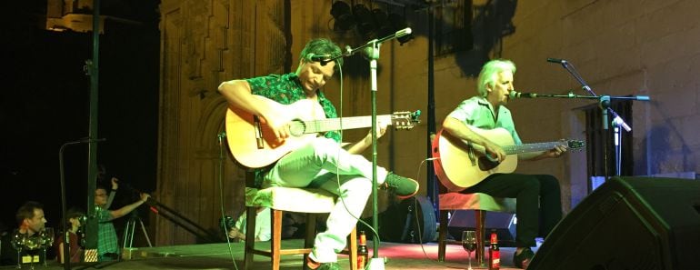 Kiko Veneno y el guitarrista Diego Mozo durante su actuación en Cuenca.