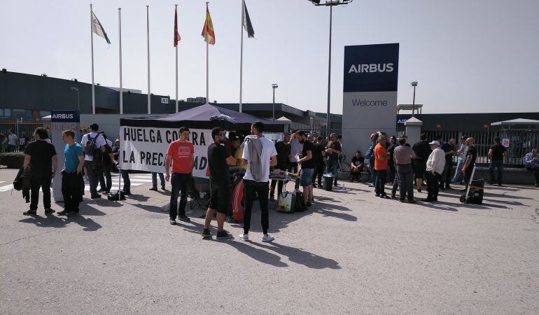 Los trabajadores se han concentrado frente a la planta getafense