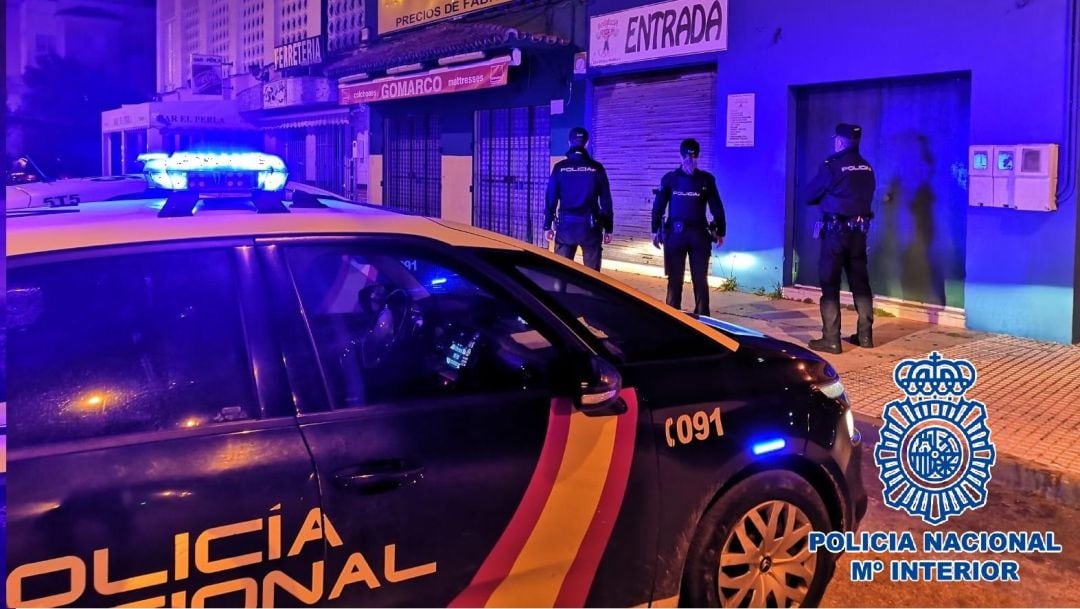 Uno de los momentos de la actuación de los agentes a las puertas del gimnasio en Sanlúcar de Barrameda