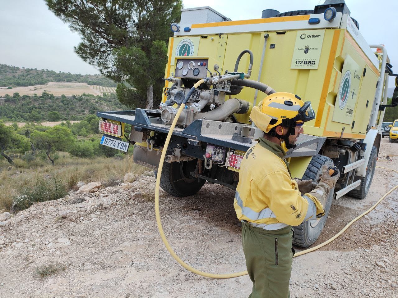 Un bombero forestal durante los trabajos de extinción en el paraje de La Patoja (Jumilla)