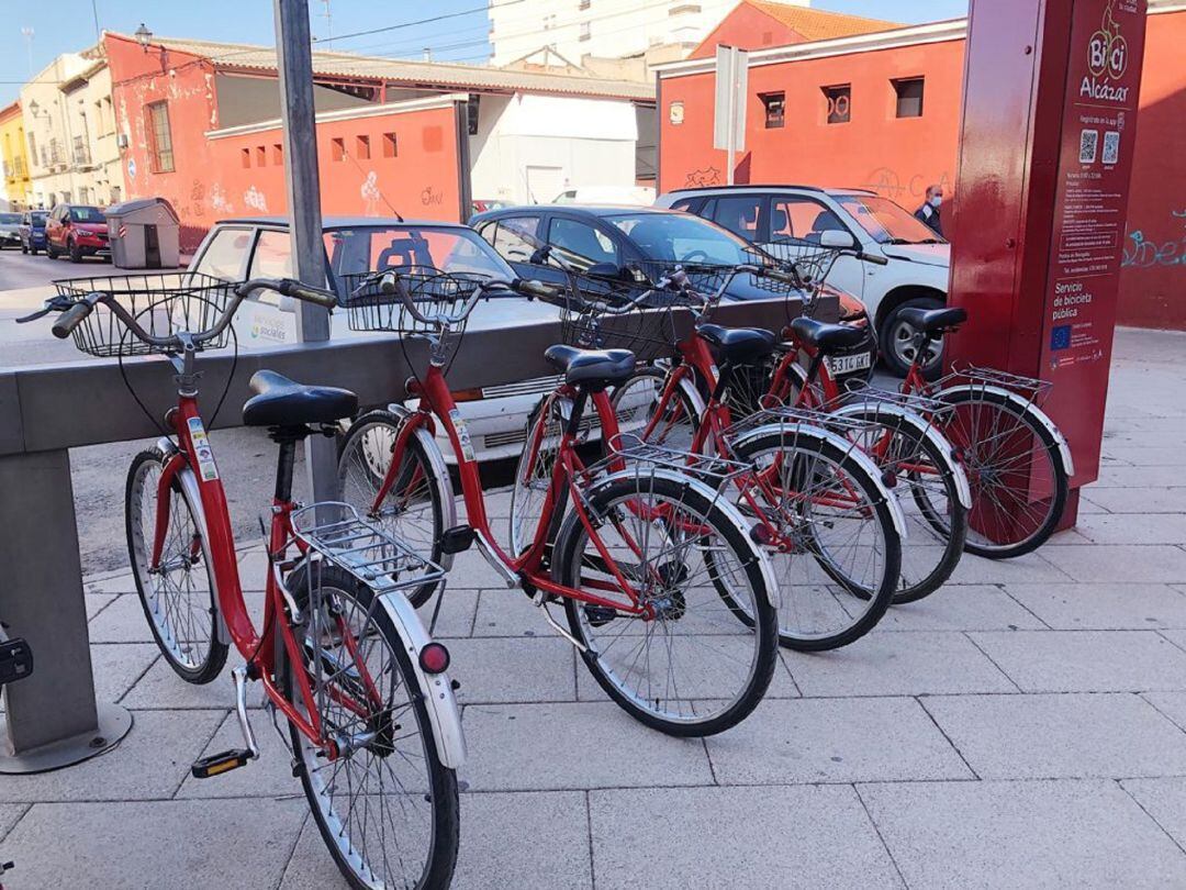 Estacionamiento de &quot;Alcázarbici&quot; en la Plaza de España