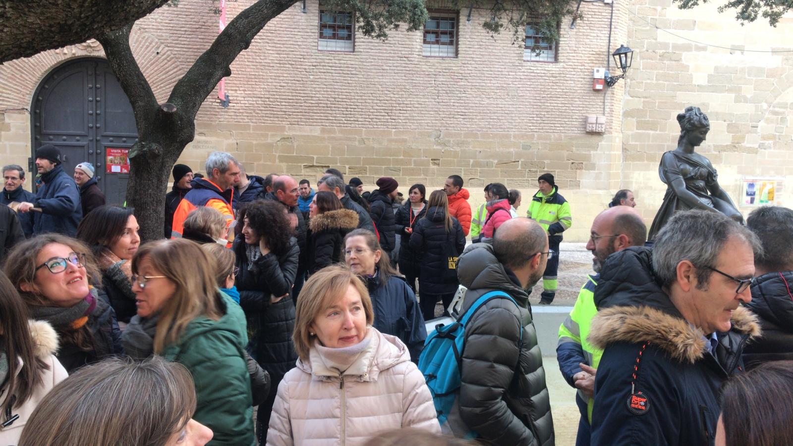 Trabajadores y funcionarios del Ayuntamiento de Huesca en la concentración