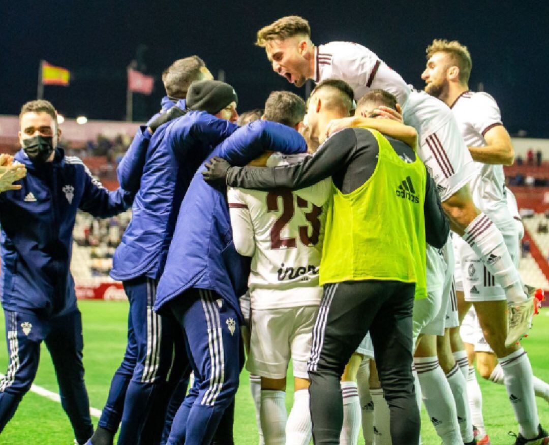 Los jugadores del Albacete celebran el gol