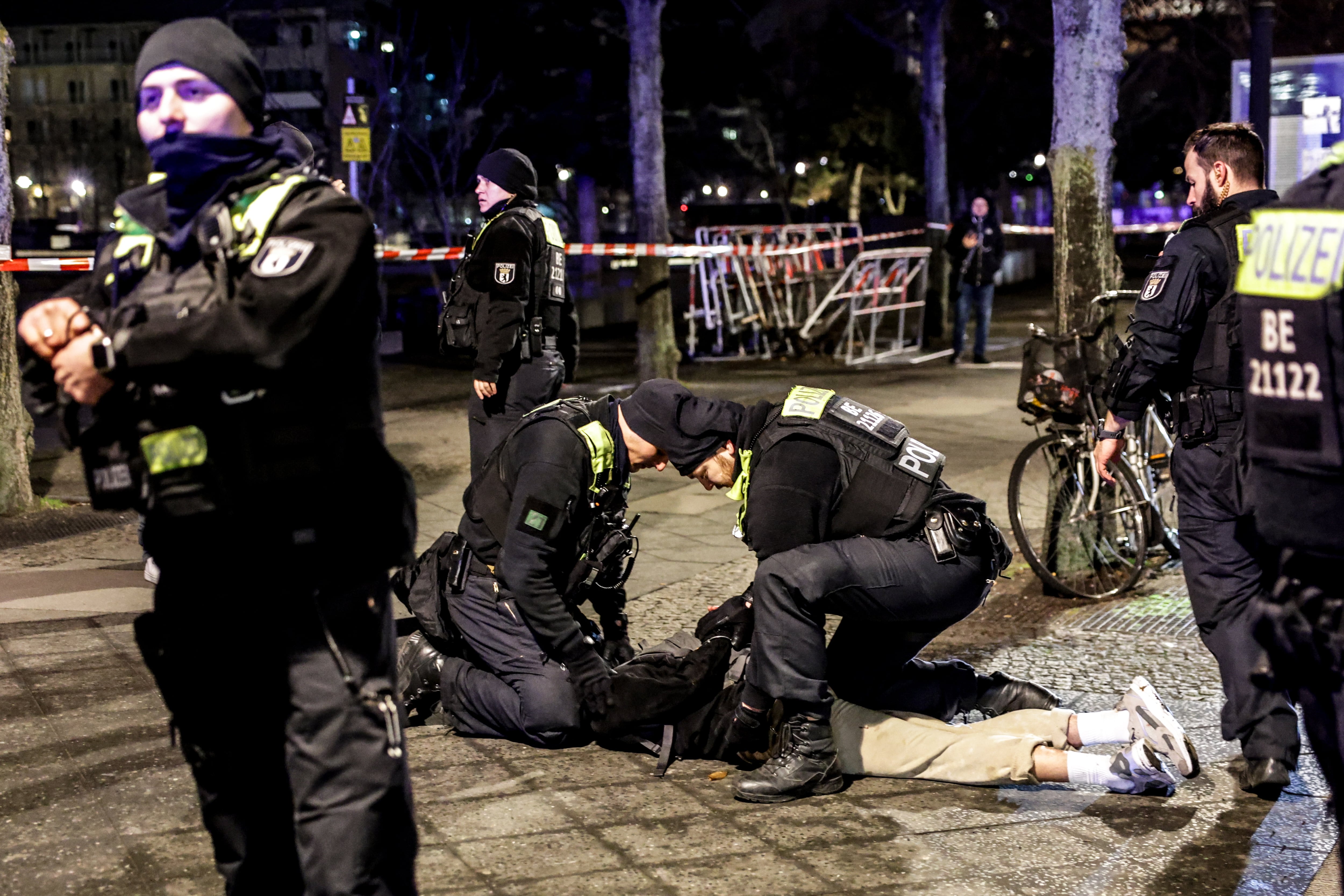 Policías detienen al sospechoso del apuñalamiento. (Alemania) EFE/EPA/CHRISTOPHER NEUNDORF