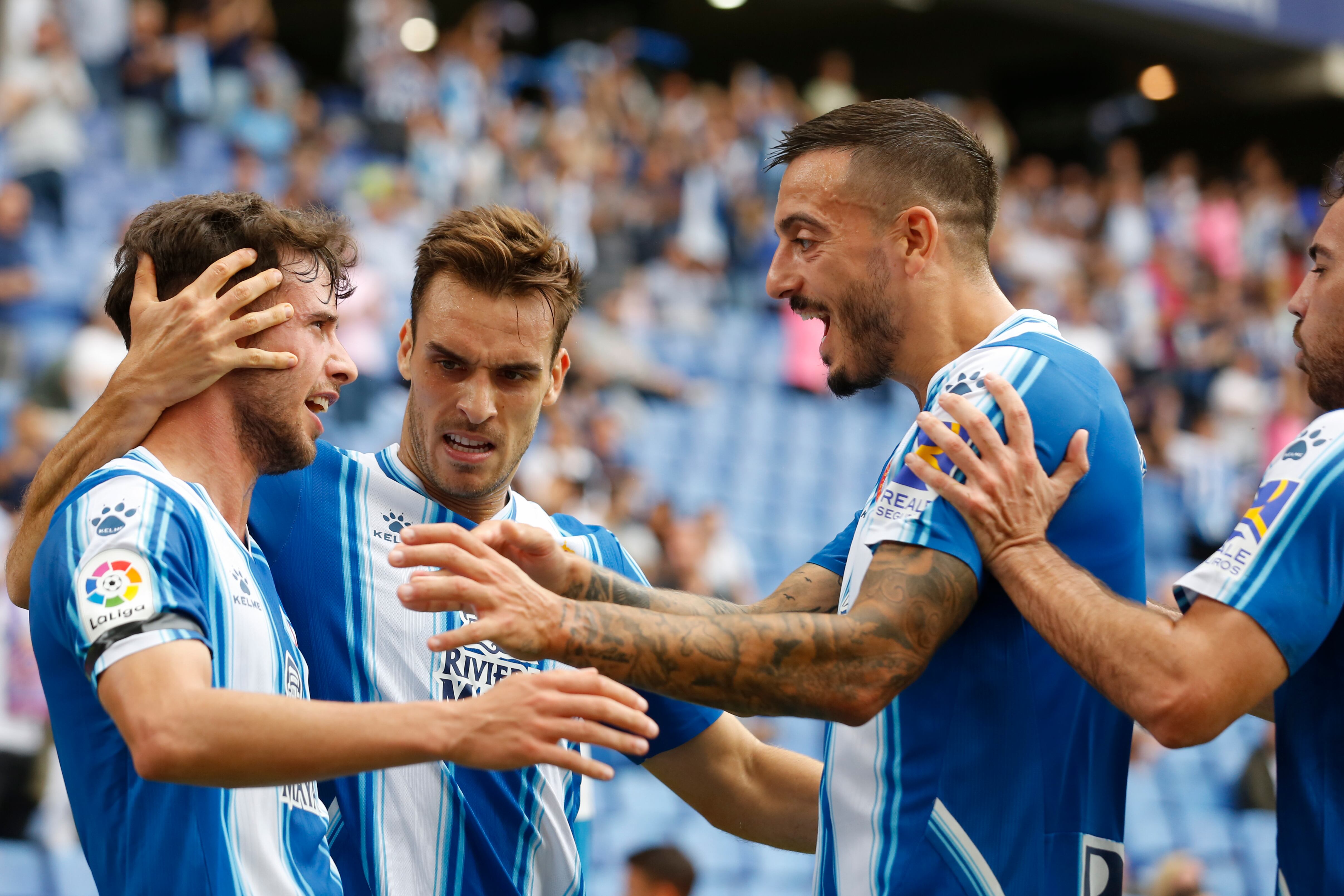 BARCELONA, 23/10/2022.- El delantero del Espanyol Javi Puado (i) celebra el primer gol del equipo durante el partido de Primera División de LaLiga entre el Espanyol y el Elche celebrado en el estadio Cornellá-El Prat, este domingo, en Barcelona. EFE/ Andreu Dalmau