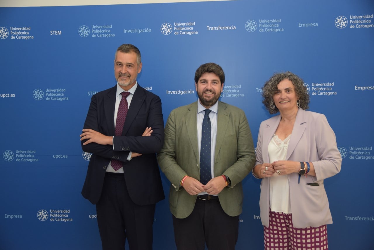 Emilio Restoy con el presidente de la Comunidad Autónoma y rectora de la UPCT