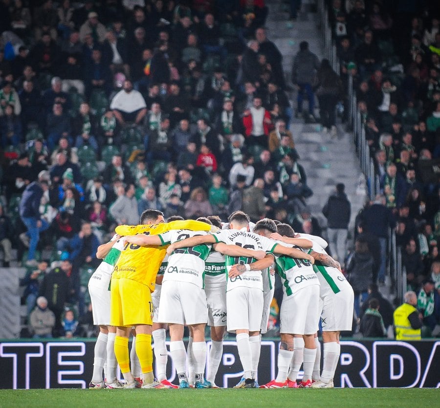 Los jugadores del Elche se conjuran antes del partido de la pasada jornada ante el Eibar