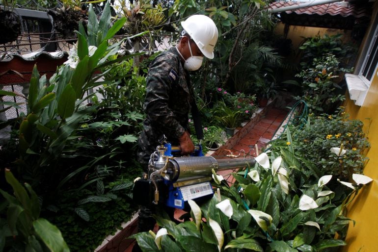 Un soldado fumiga una casa dentro del plan de prevenir la progagación del virus del zika en Honduras. 