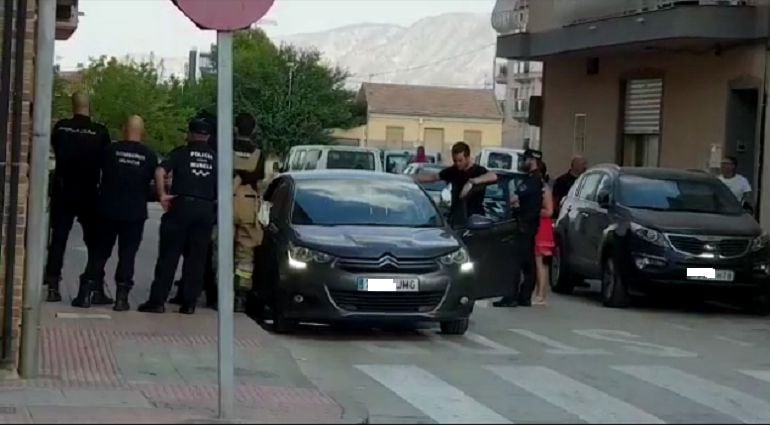 La Policía Nacional ha acordonado la zona y ha enviado un negociador a intentar el fin del secuestro.