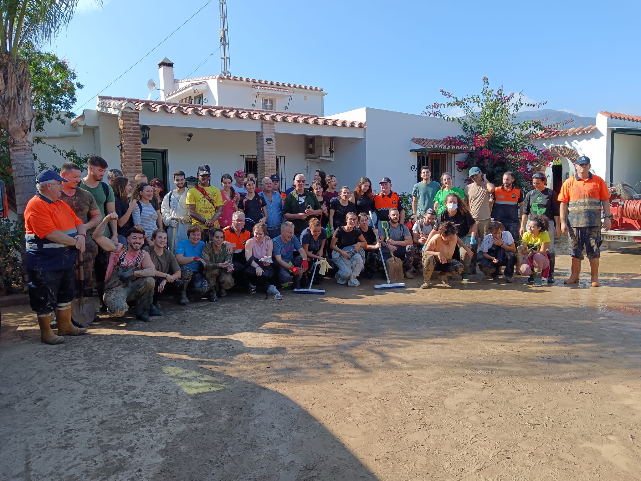 Álora (Málaga) se llena de solidaridad con 300 voluntarios ante los daños de la DANA: "Gracias a todos, sin ellos sería imposible"