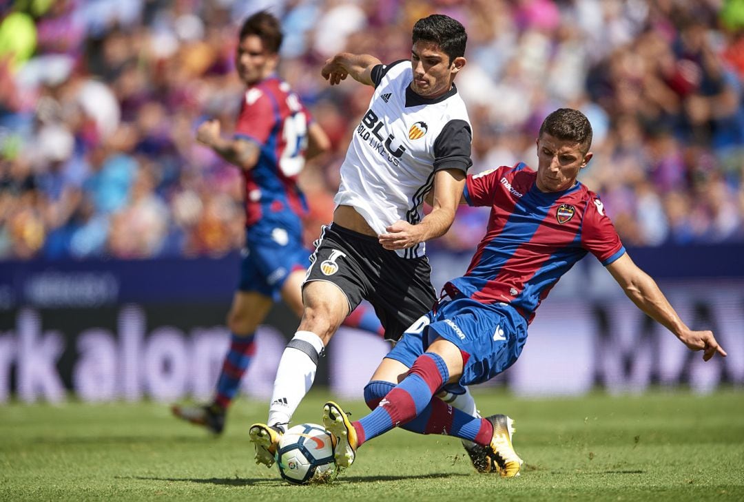 Guedes y Bardhi en el derbi Valencia - Levante