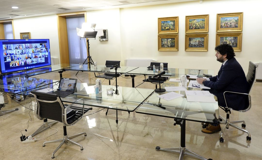 López Miras durante la videoconferencia con el presidente Sánchez