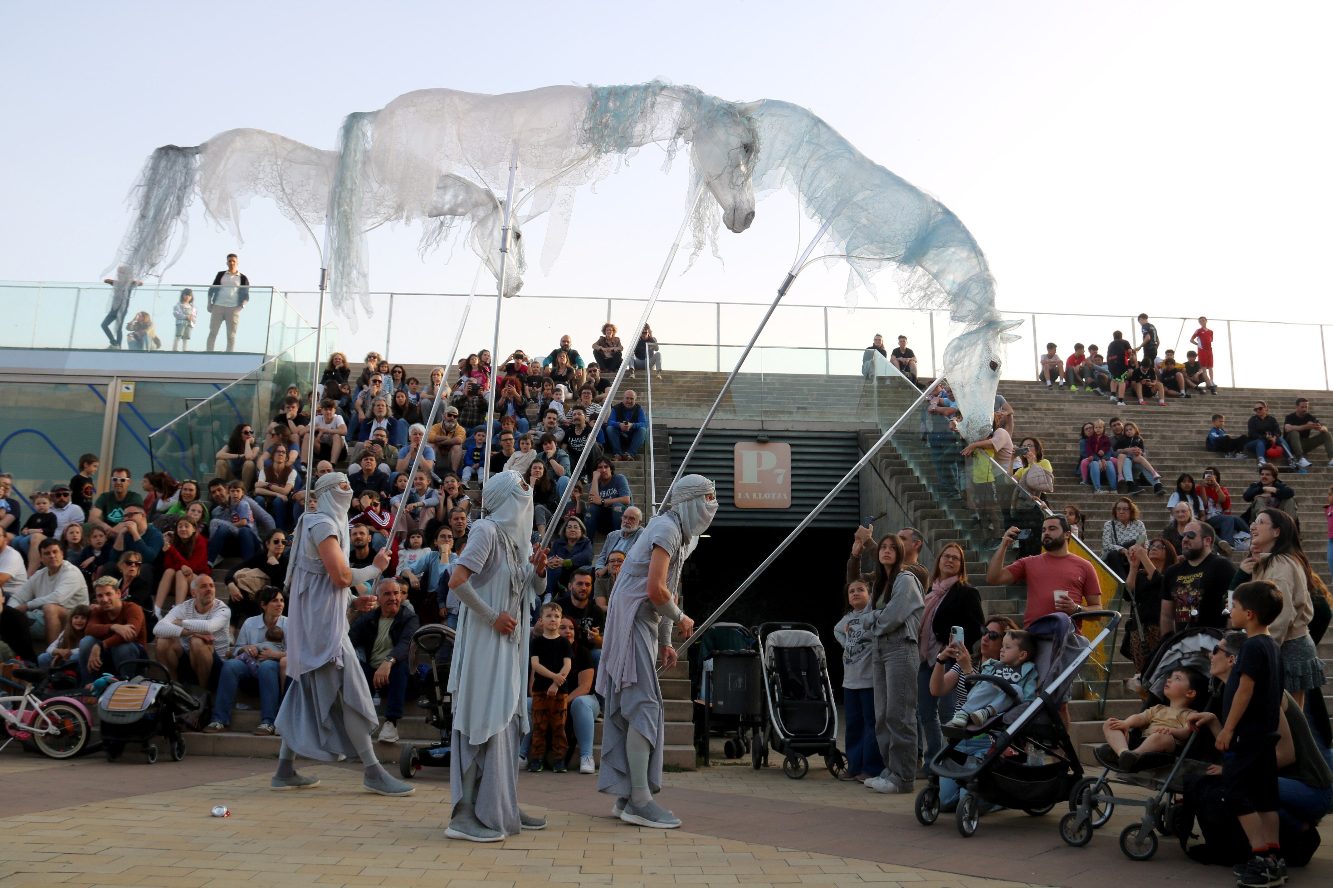 La plaça de la Llotja també és escenari d&#039;alguns espectacles de la Fira de Titelles d&#039;enguany. Foto: ACN