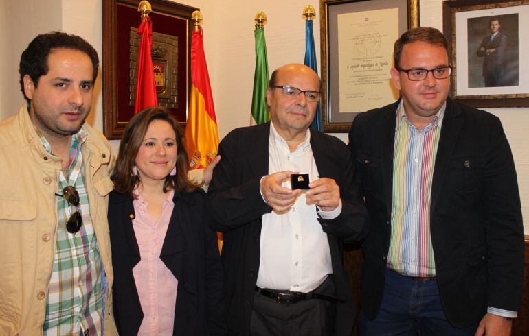 Miguel Vargas recoge el escudo de oro.