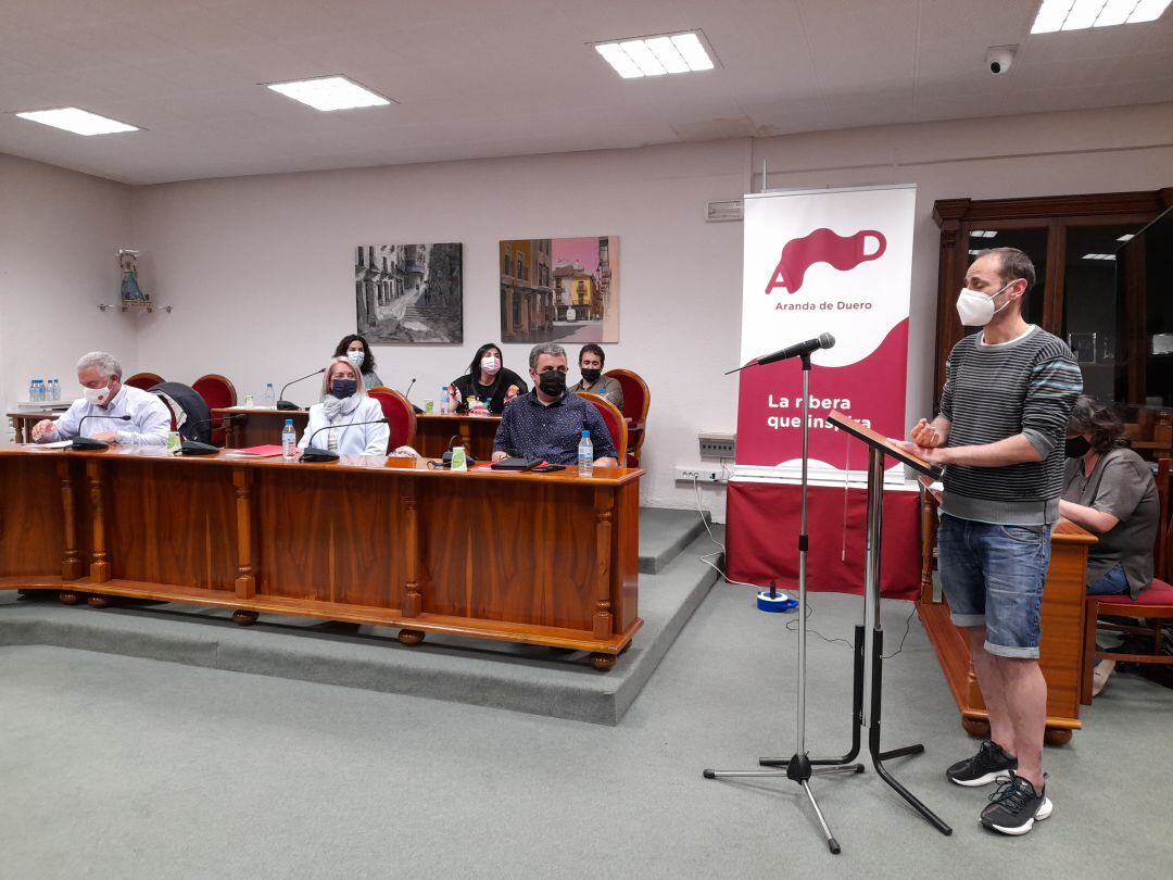 Jorge Núñez, presidente de la Plataforma por el Directo, se dirige al pleno del Ayuntamiento de Aranda