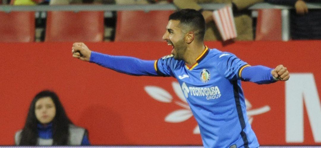 El delantero del Getafe, Ángel Luis Rodríguez, celebra el primer gol del equipo madrileño durante el encuentro que han disputado frente al Girona en el Campo Municipal Montillivi de Girona.