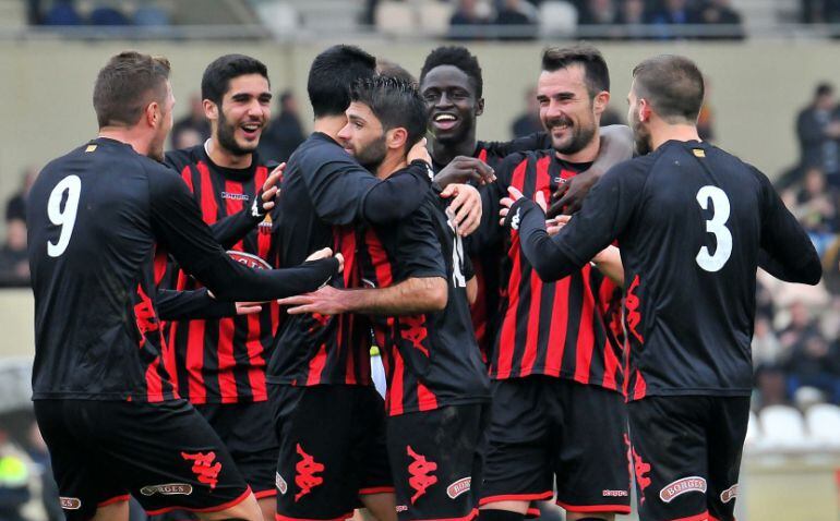 Els jugadors del Reus Deportiu celebren el gol de Vitor.