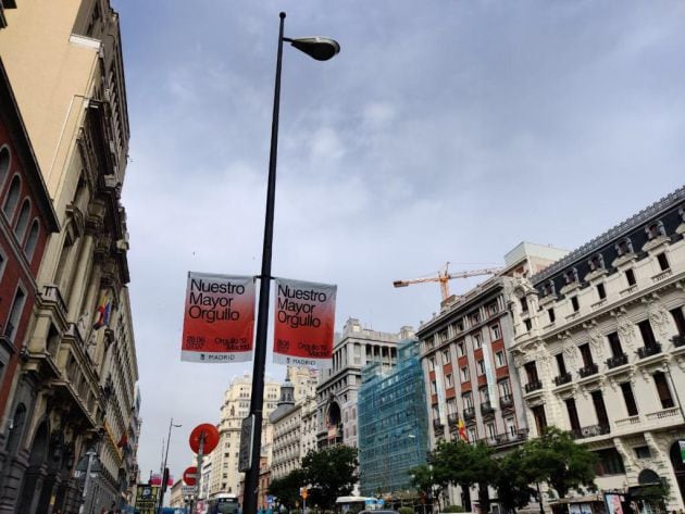 Las banderolas tal y como están ahora en las calles de Madrid. Sin las frases que habían sido diseñadas para ella